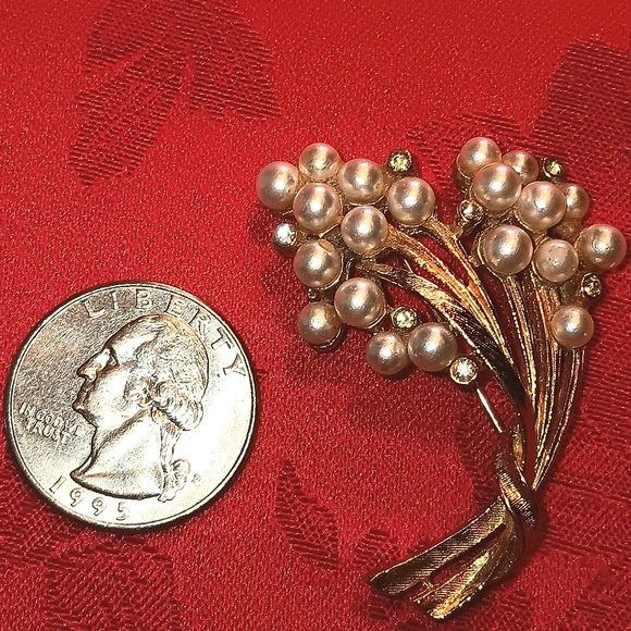 Vintage ART signed gold toned brooch by Mode-Art faux pearls & rhinestones rare - Picture 4 of 7